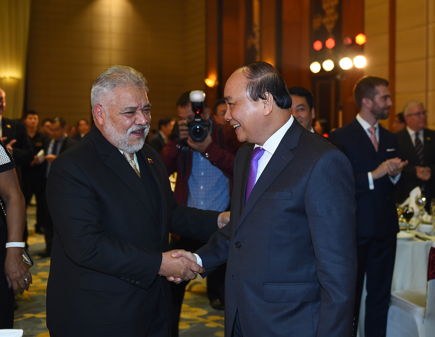 Нгуен Суан Фук с супругой устроил торжественный приём в честь иностранного дипкорпуса